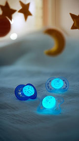 Ciuccio MAM 6+ mesi (confezione da 2) MAM 6-16 mesi si illumina al buio con tettarella in gomma, confezione da 2 con portaciuccio sterilizzante, azzurro/azzurro
