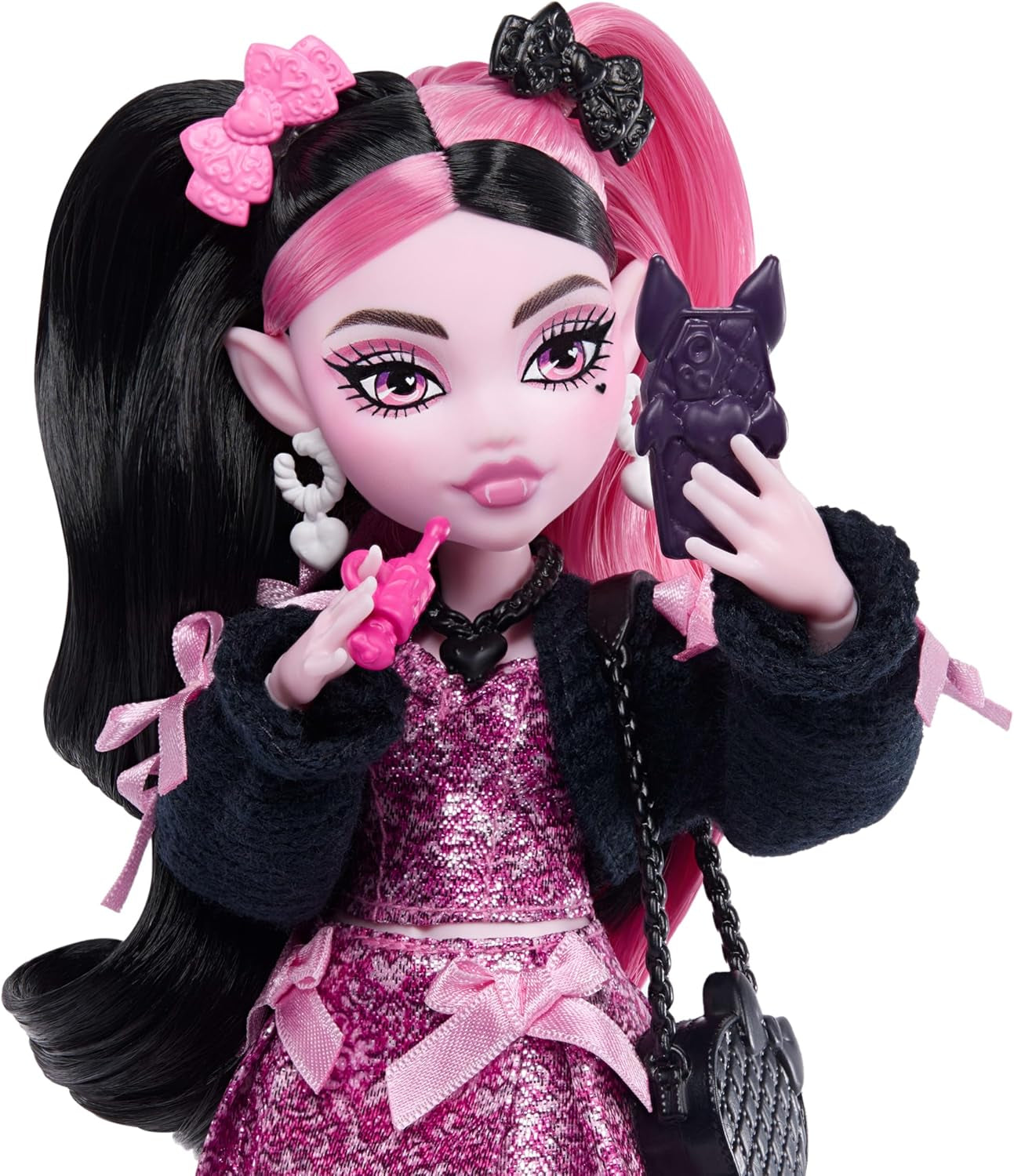 Monster High bambola Draculaura in abito rosa con fiocchi e cardigan nero con il conte favoloso pipistrello e 7 accessori tra cui ramen, rossetto e borsa, JHK29