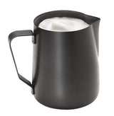 Caraffa per latte APS - Caraffa per latte di alta qualità con rivestimento antiaderente, in acciaio inossidabile - Perfetto per montare la schiuma di latte - Caraffa universale, nera, 600 ml