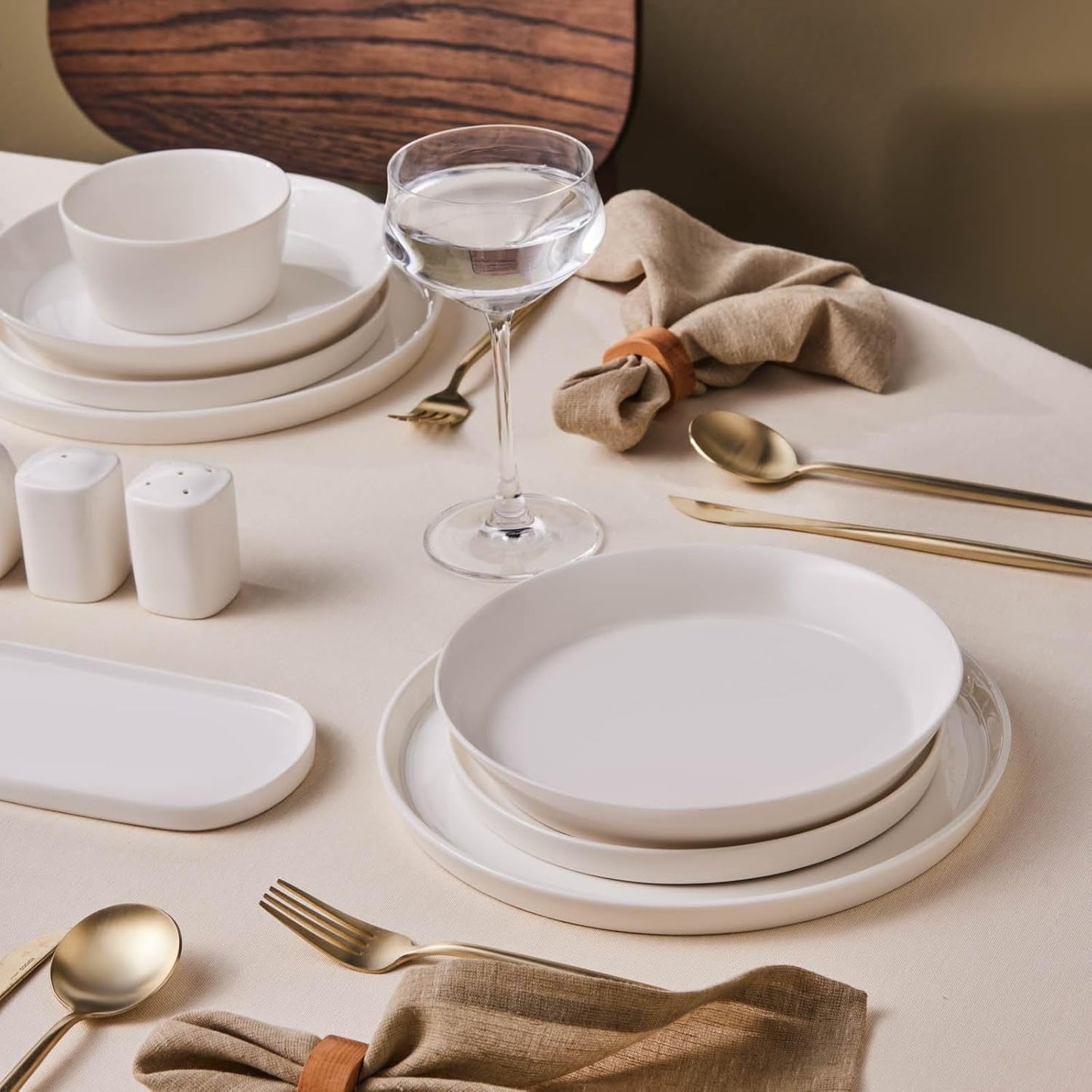 Karaca Stream Bone Bomo Set di stoviglie per 12 persone Elegante set di piatti quadrati Eleganti stoviglie in porcellana bianca