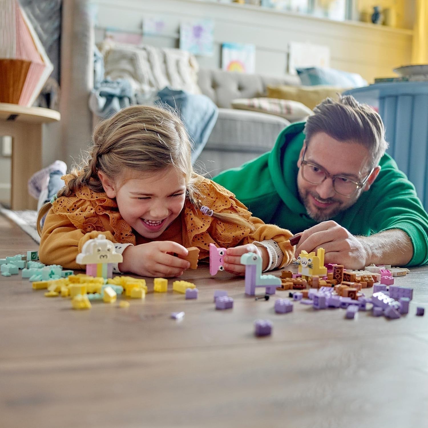 LEGO 11028 Classico set da costruzione creativo pastello Scatola di mattoncini, giocattolo da costruzione per ragazze e ragazzi dai 5 anni in su con modelli; gelato, dinosauro, gatto e altro ancora Set da costruzione Acquista il negozio LEGO