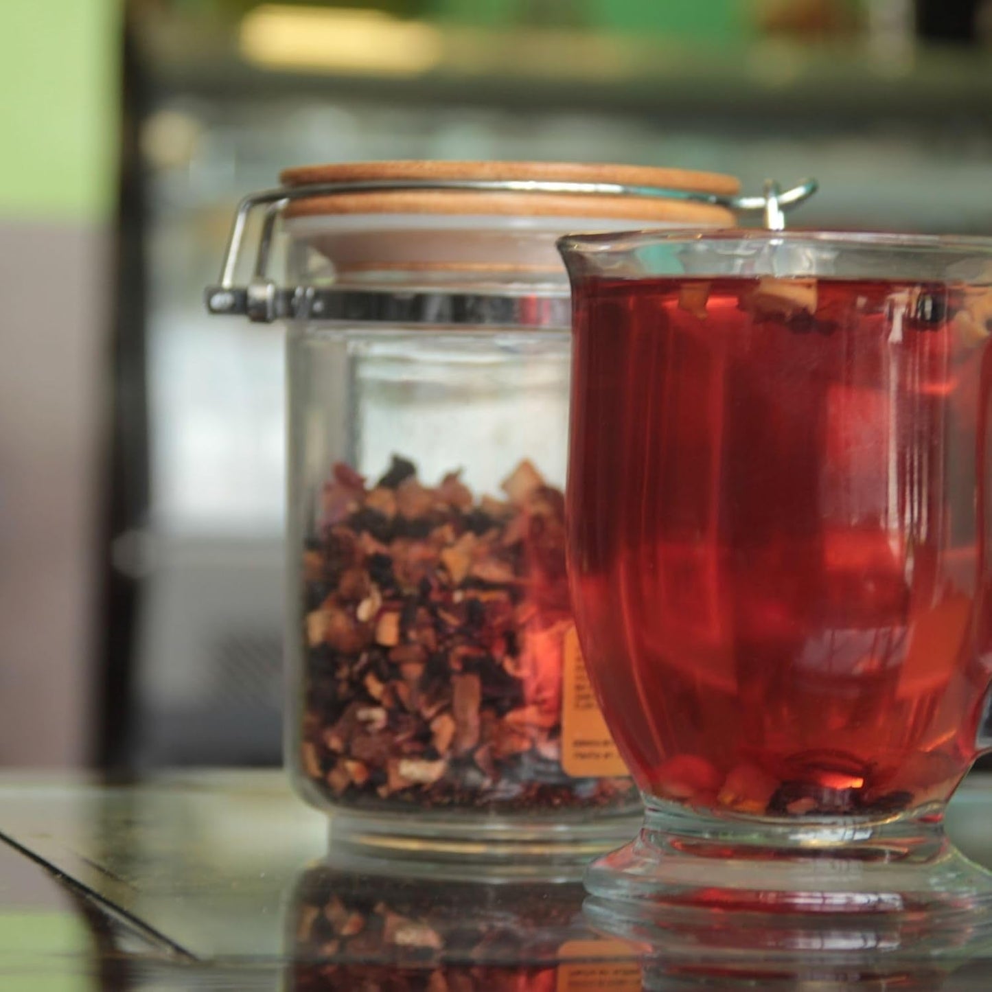 Tè alla frutta – 100 g Miscela di frutta aromatizzata con mela, ibisco e cannella – Busta con chiusura a zip, ca. 25 tazze – Senza additivi, confezionato in Germania