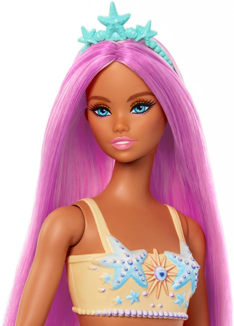 Barbie Sirena con capelli rosa fantasia e fascia per capelli, bambola con testa di stella marina e morbida pinna caudale arancione, HRR05
