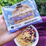 Biscotti alle mandorle vegani al caramello salato - Confezionati singolarmente Avena alle mandorle biologica senza glutine e senza soia - Confezione multipla da 12 x 50 g (confezione da 2)