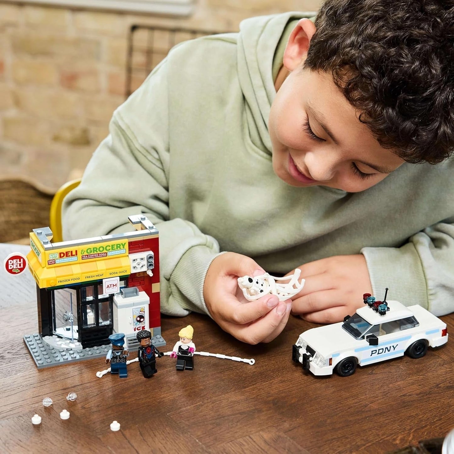 LEGO Marvel Spider-Verse: Miles Morales vs. Spot - Set da gioco supereroe con macchinina - 4 minifigure e minimarket - Regalo per ragazzi e ragazze dai 9 anni in su 76311 Set da costruzione Besuche den LEGO-Store