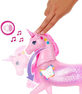 Barbie unicorno che si illumina al buio con 20 combinazioni interattive di effetti luminosi, sonori ed musicali per giocare premendo i pulsanti e accarezzando la testa, JCP78