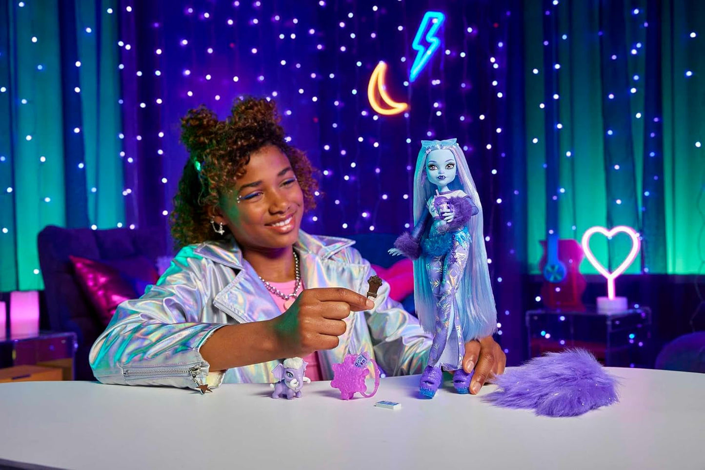 Monster High Abbey Bominable Yeti con Animale Mammut e Accessori - Look Spettrale Fiocco di Neve per Bambini 4+, Bambole HNF64 Naty Shop