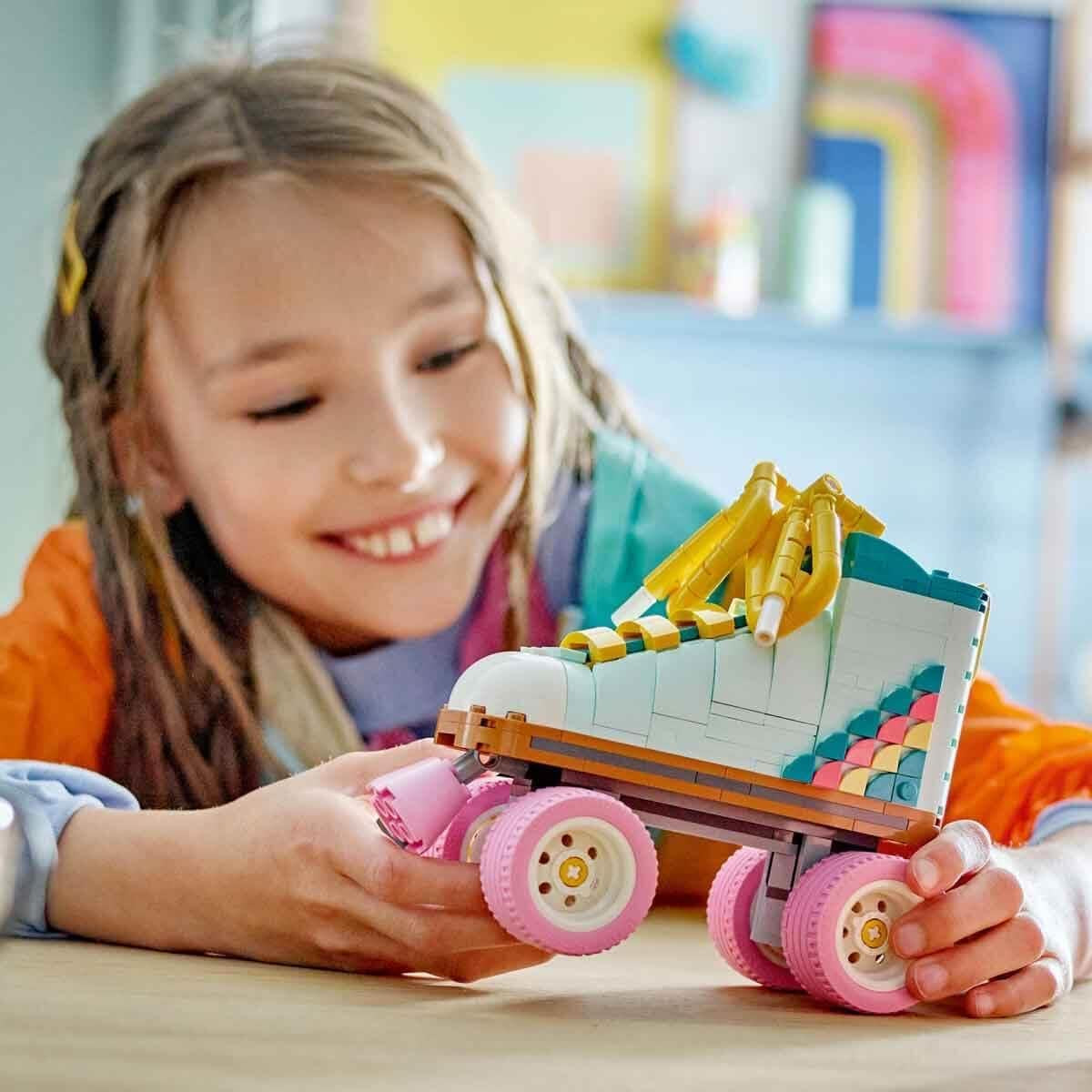 LEGO Creator 3in1 Roller Skate Giocattolo per Ragazze e Ragazzi con Mini Skateboard e Boombox, Decorazione per Camera da Letto retrò, Regalo di Compleanno per 8 Anni 31148 Set da Costruzione Besuche den LEGO-Store