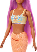 Barbie Sirena con capelli rosa fantasia e fascia per capelli, bambola con testa di stella marina e morbida pinna caudale arancione, HRR05