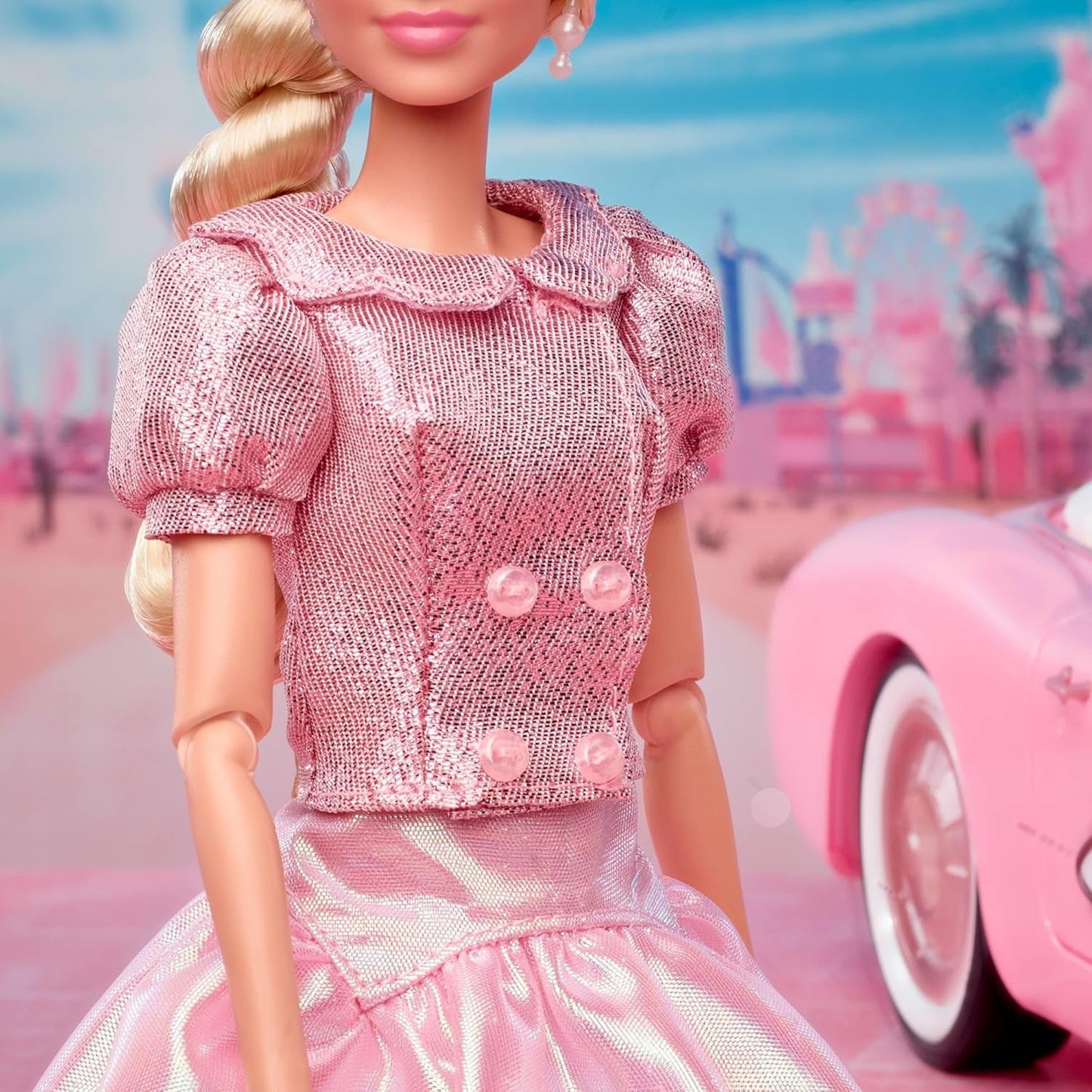 Barbie Il film basato sul film Margot Robbie nei panni di Barbie, personaggio da collezione in camicetta rosa e gonna in tulle con acconciatura stilizzata e gioielli abbinati JBJ53