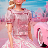 Barbie Il film basato sul film Margot Robbie nei panni di Barbie, personaggio da collezione in camicetta rosa e gonna in tulle con acconciatura stilizzata e gioielli abbinati JBJ53