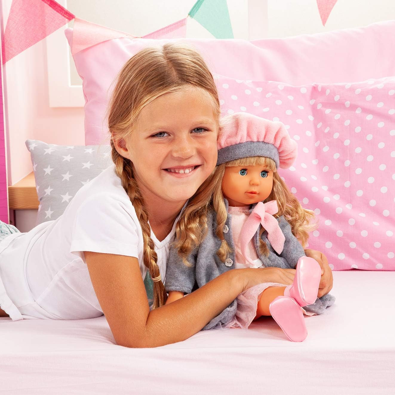 Bayer Design 94635AX Charlene bambola funzionale con capelli e occhi assonnati, parla e canta 90 frasi, 2 poesie e 8 canzoni, 46 cm, bambola multiaccessorio, 1,30 kg, rosa, grigio