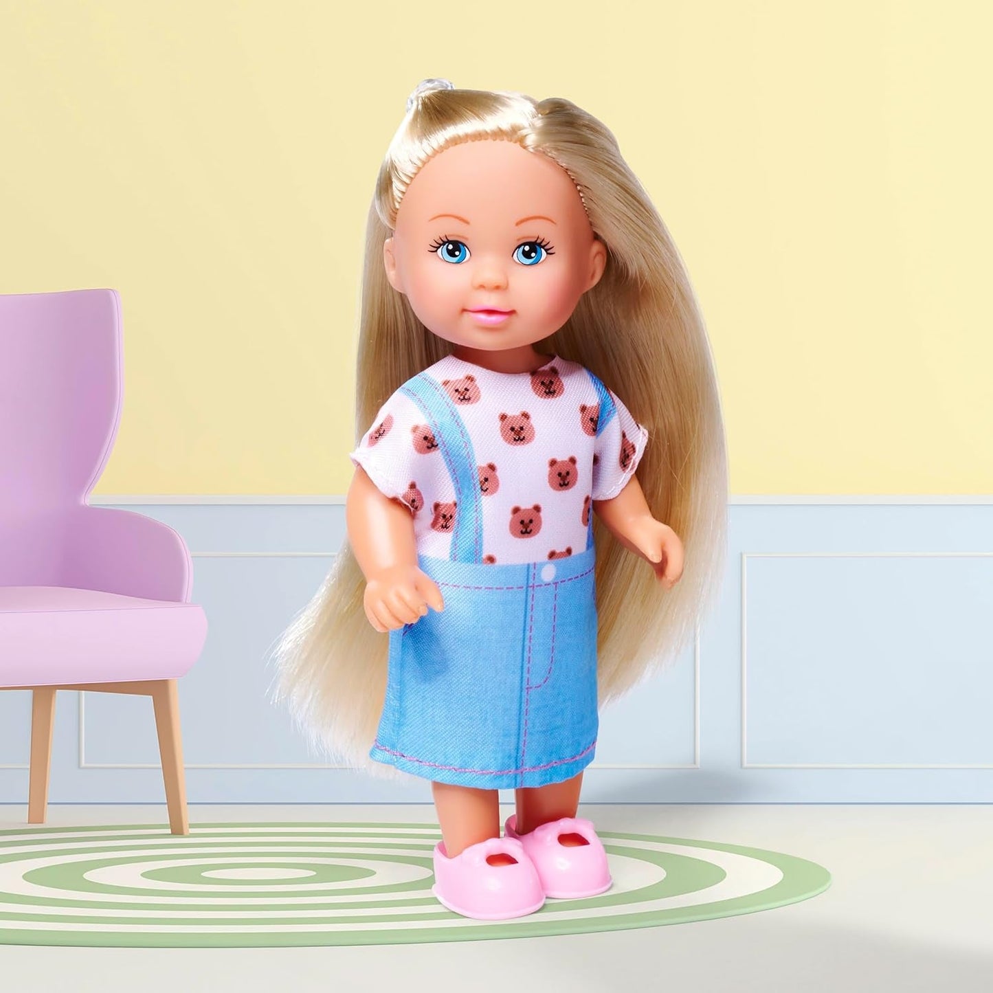 Simba Evi Love, bambola alla moda che indossa un grazioso vestito di jeans, inclusi altri due abiti con adorabili stampe e scarpe da ginnastica, 12 cm, dai 3 anni in su