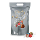 Cioccolata Lindt | Borsa assortita LINDOR argento | Sacco da 1 kg | 80 palline di cioccolato al latte fondente al gusto 70%, caramello salato e doppio cioccolato | Regalo di cioccolato da condividere