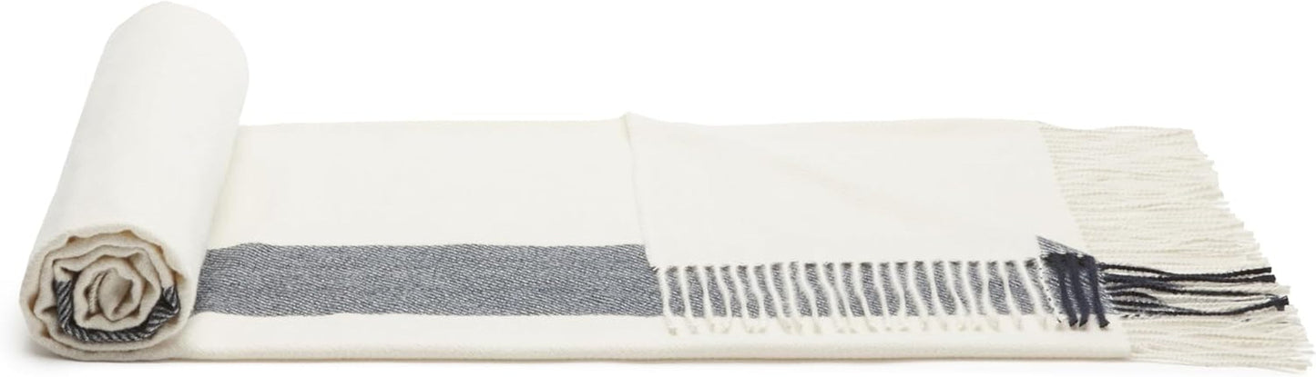 Coperta da tiro Amazon Basics, leggera, poliestere riciclato, coperta accogliente per l'arredamento della camera, 127 x 152 cm, bianco avorio con motivo blu Letti e coperte a quadri Besuche den Amazon Basics-Store