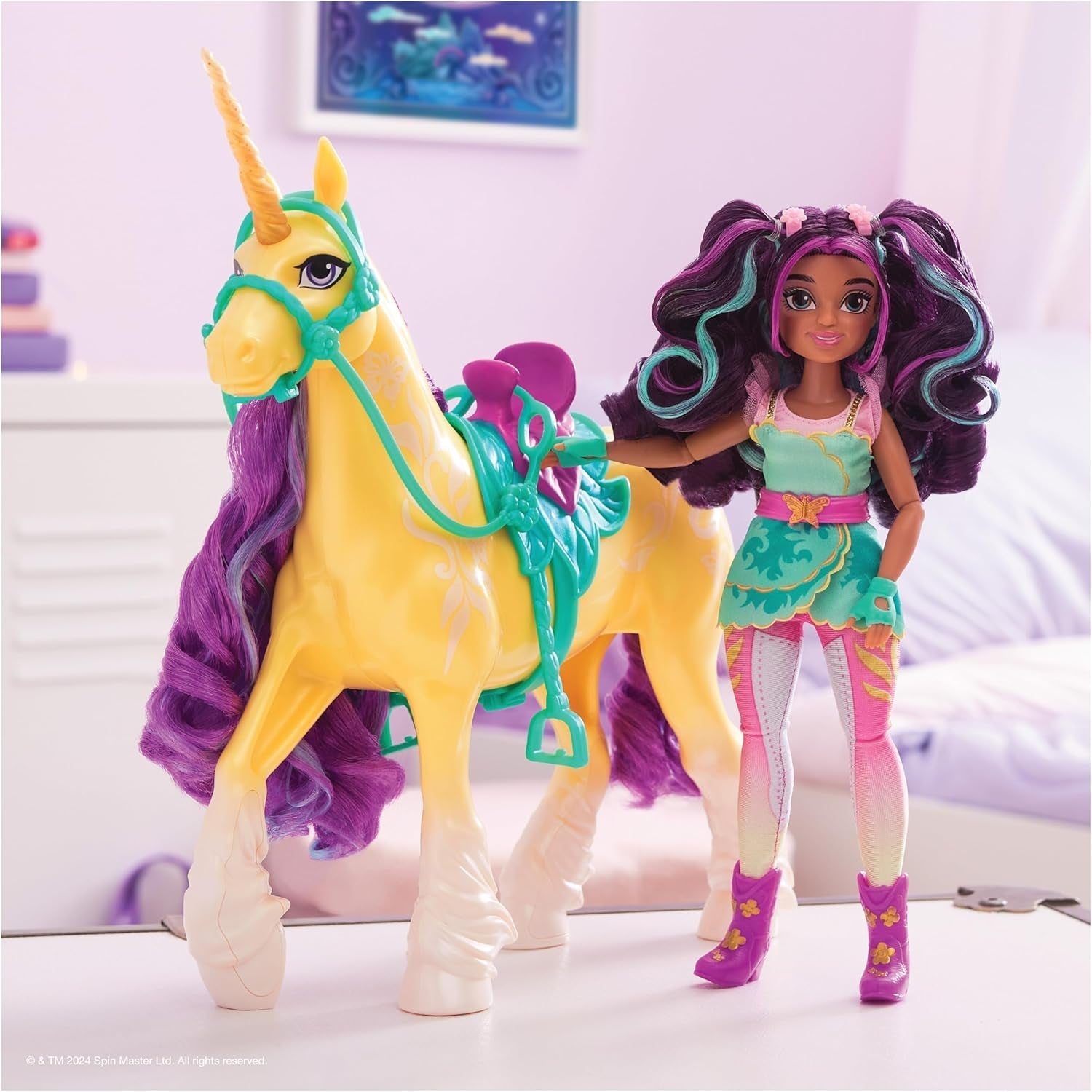 Unicorn Academy Ankleidepuppe Ava - die Originalpuppe zur beliebten Netflix-Serie, 24 cm groß und mit 7 Accessires für fantasyvolles Rolenspiel, für Kinder ab 4 Jahren