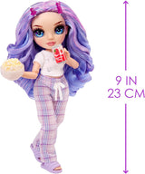 Rainbow High Junior High PJ Party Doll - Viola - 22 cm con tuta morbida, pantofole e accessori da gioco - Giocattolo per bambini - Ideale per 4-12 anni