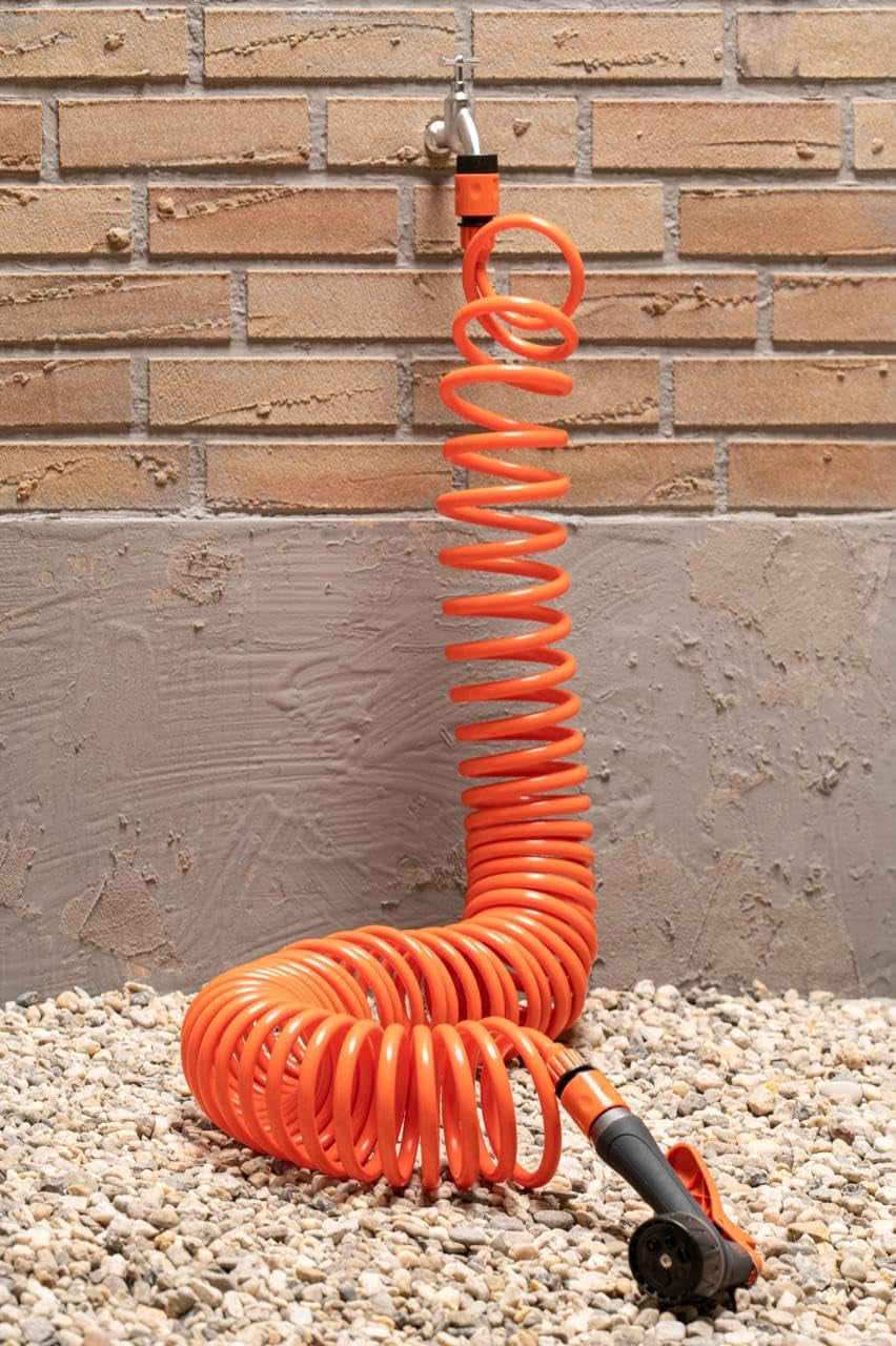 BLACK+DECKER Tubo a spirale 15M - Tubo da giardino con spruzzatore da giardino e raccordi da 1/2" - Plastica - Arancione/Nero