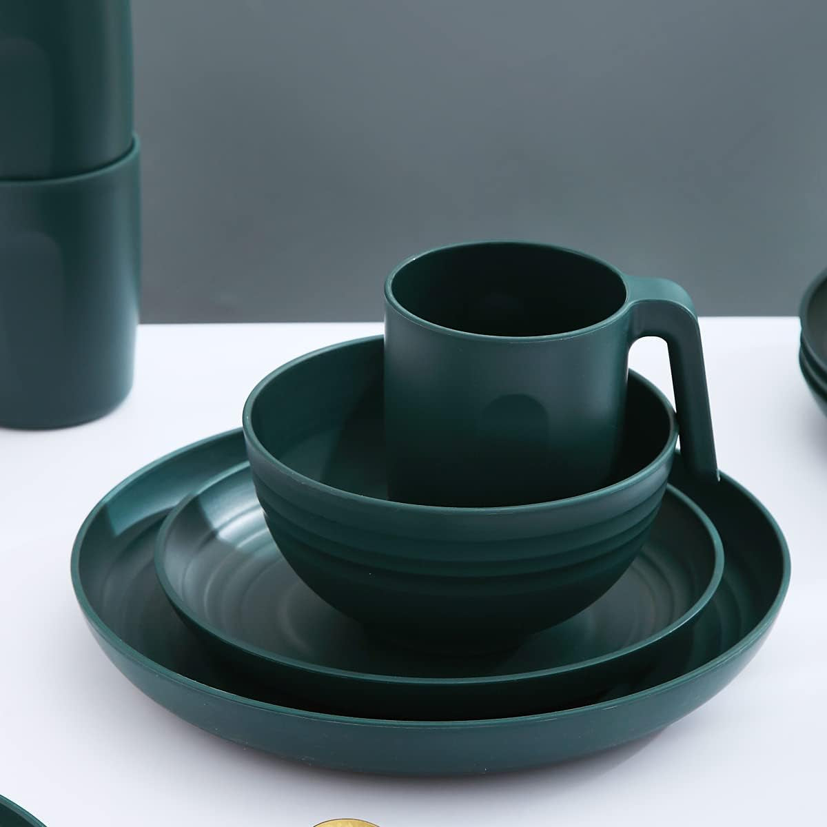 Set stoviglie Kyraton in plastica infrangibile e riutilizzabile, composto da 16 pezzi. Piatti, tazze, ciotole e piatti leggeri. Facile da trasportare e da pulire. Senza BPA. Per 4 persone.