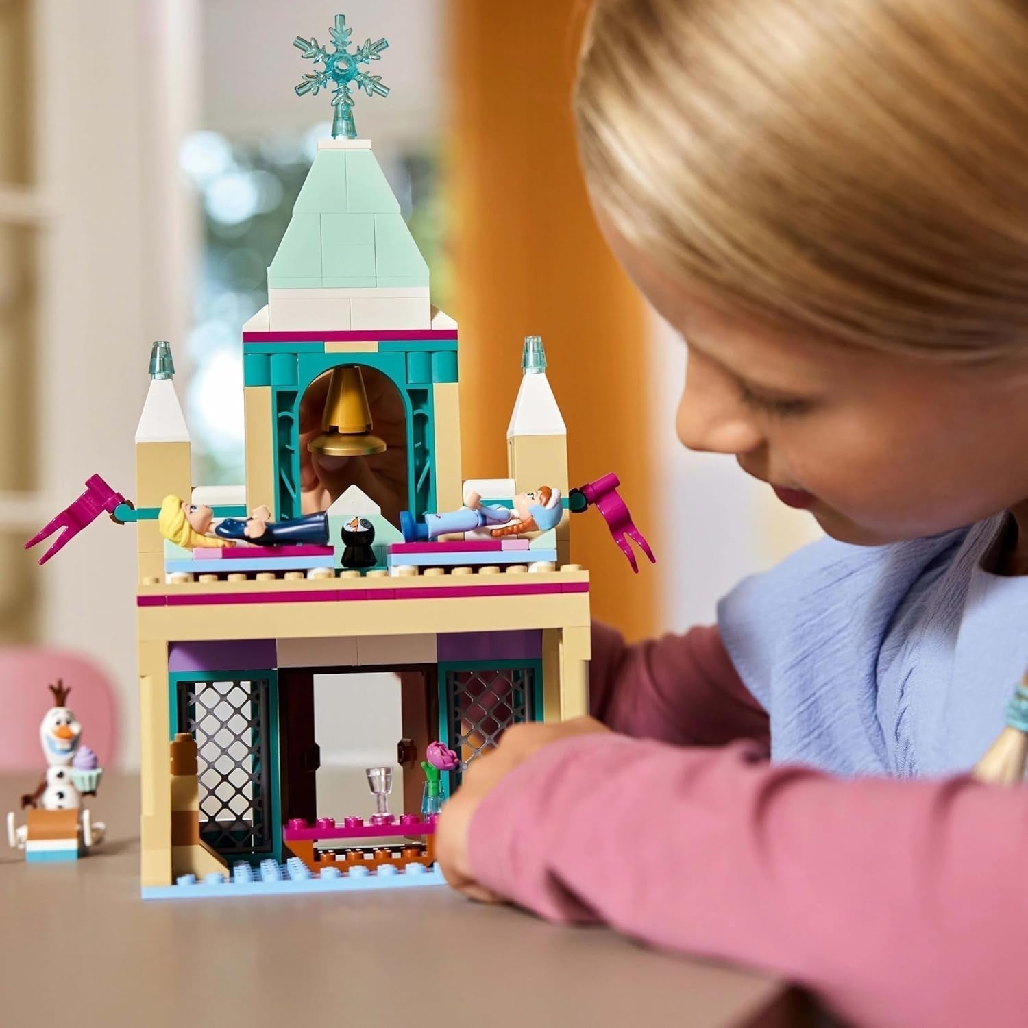 LEGO® Disney Frozen: Castello di Arendelle, principessa giocattolo con mini bambole ELSA, Anna e Olaf e un pinguino, set da gioco fantasy, regalo per bambine di 5 anni 43265 Set da costruzione Besuche den LEGO-Store