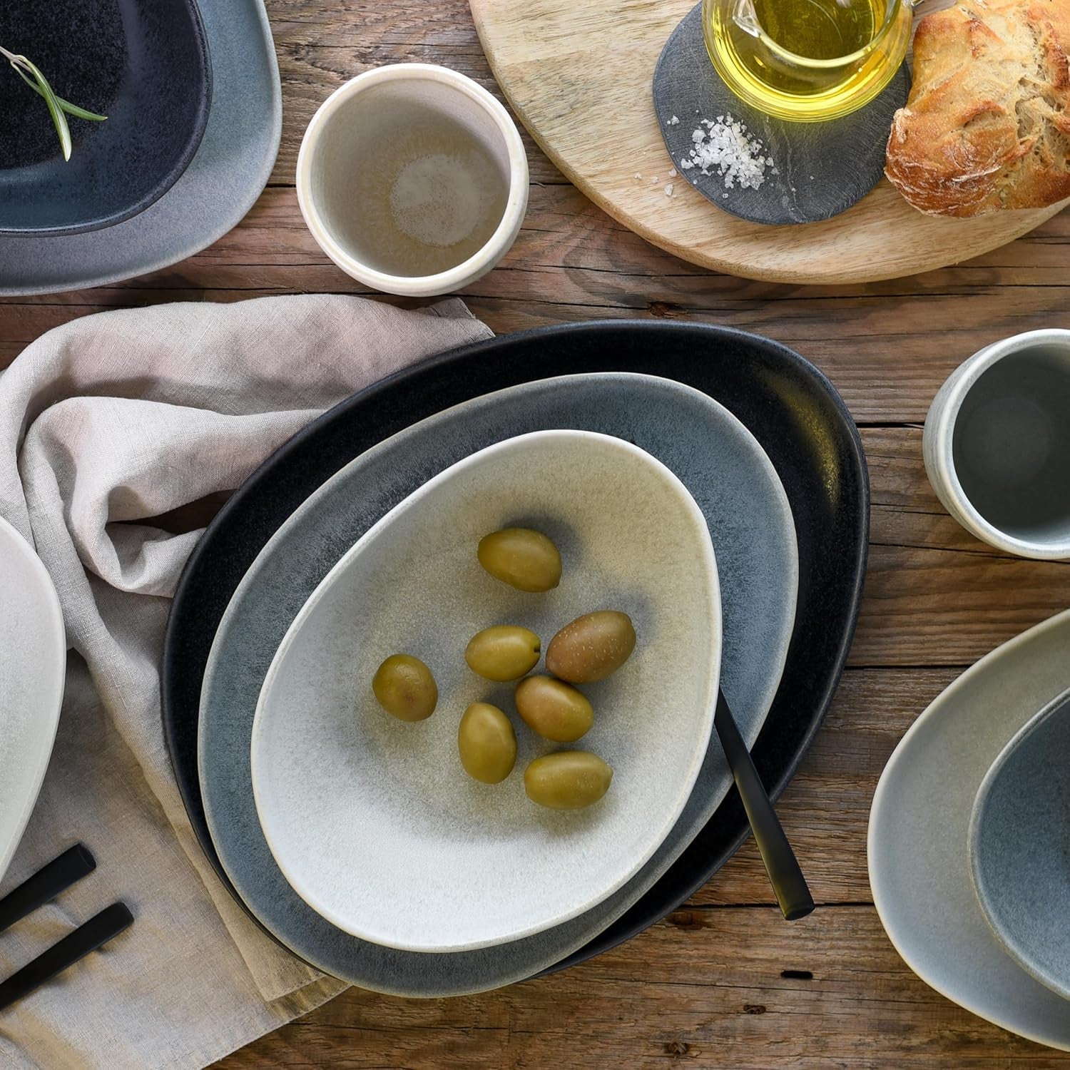 CreaTable, 22139, Serie PIETRA, Set di Stoviglie da 4 Pezzi per 4, Set di Piatti in Porcellana, Lavabile in Lavastoviglie e Utilizzabile nel Microonde, Prodotto in Europa