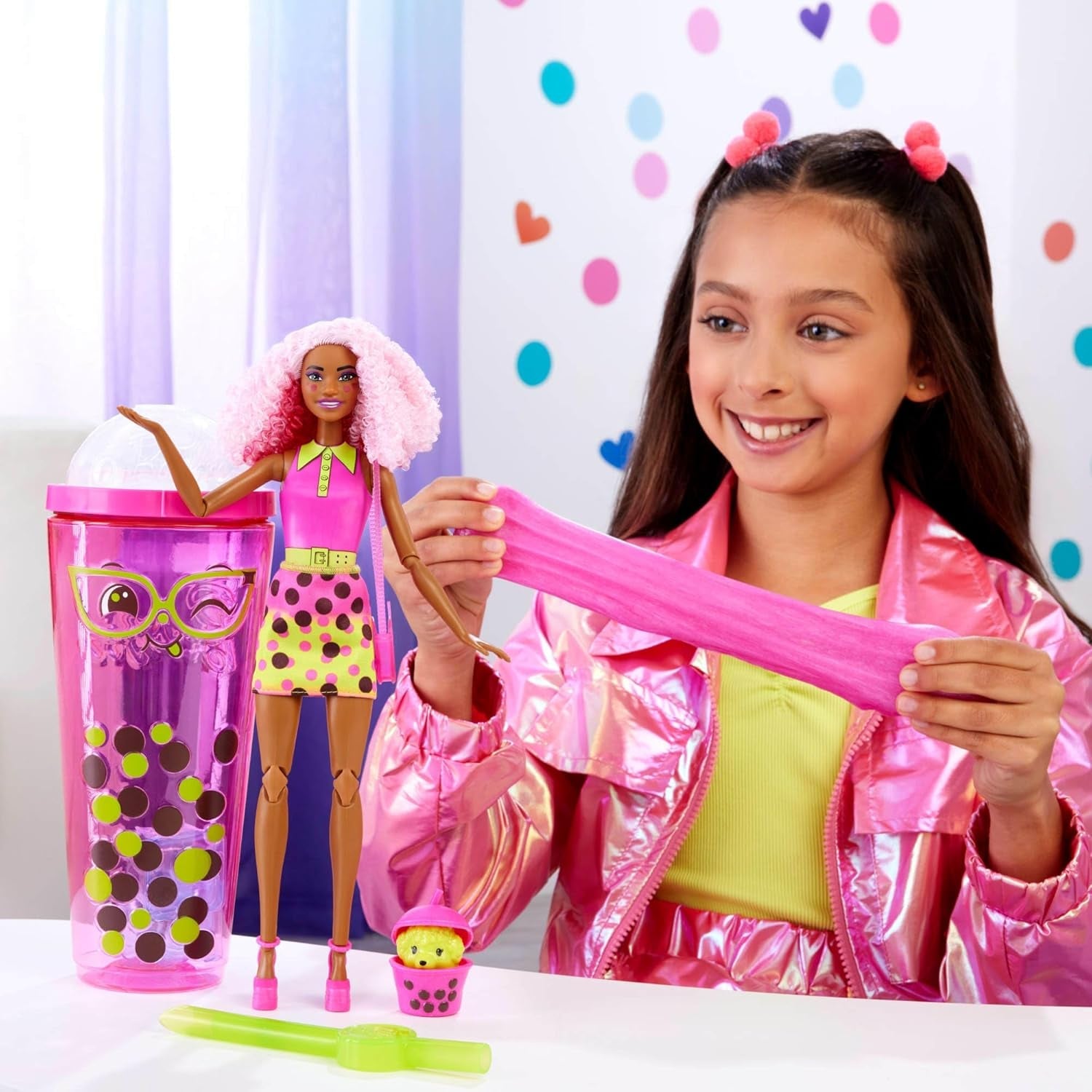 Barbie Pop Reveal Bubble Tea bambola e accessori, bambola alla moda profumata Berry Bliss con animale domestico, 8 sorprese, include cambia colore, tazza portaoggetti, HTJ20