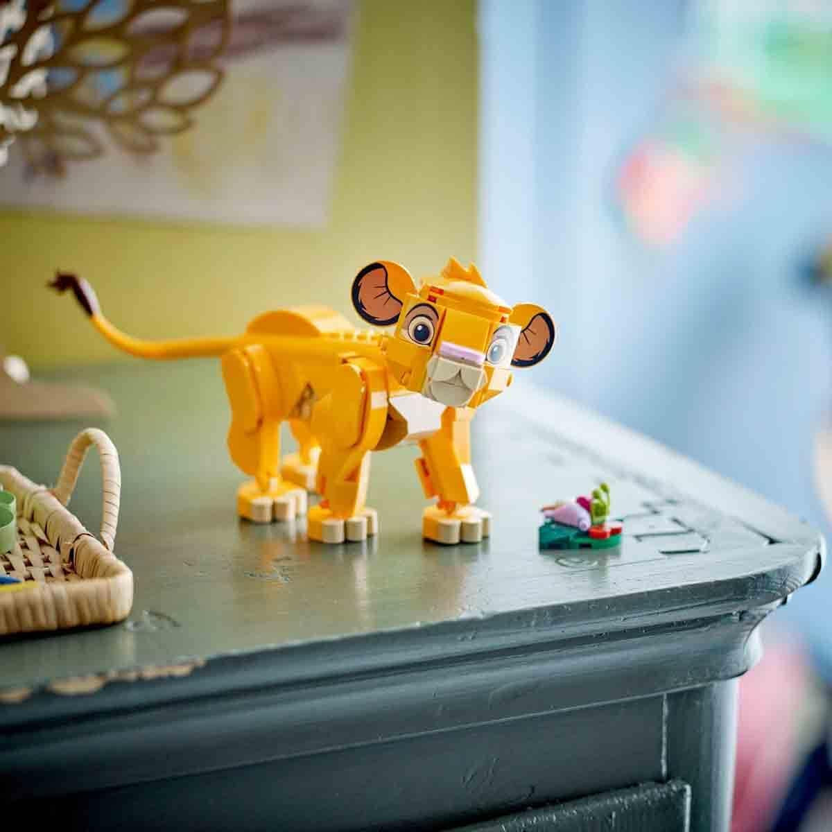 LEGO Ç€ Disney Simba, il cucciolo del re leone, giocattolo da costruzione per bambini, playset fantasy con la figura del leone, fantastica idea regalo per ragazze e ragazzi dai 6 anni, giocattolo per bambini 43243 Set da costruzione Beuche den LEGO-Store