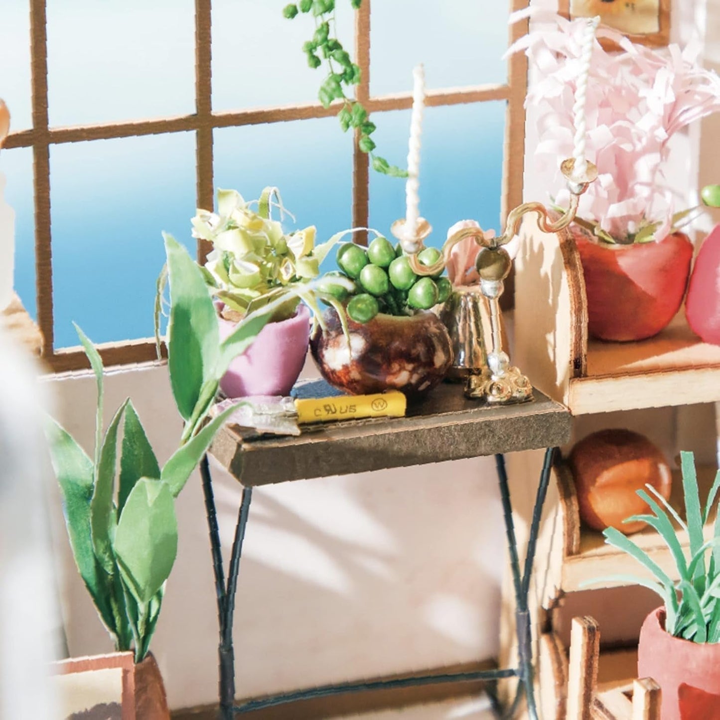 Robotime DG145 Rolife Emily's Flower Shop Casa delle bambole in miniatura Realizzata in legno, metallo, tessuto e cartone, Dimensioni: 22 X 15 X 17 cm, Case delle bambole Naty Shop