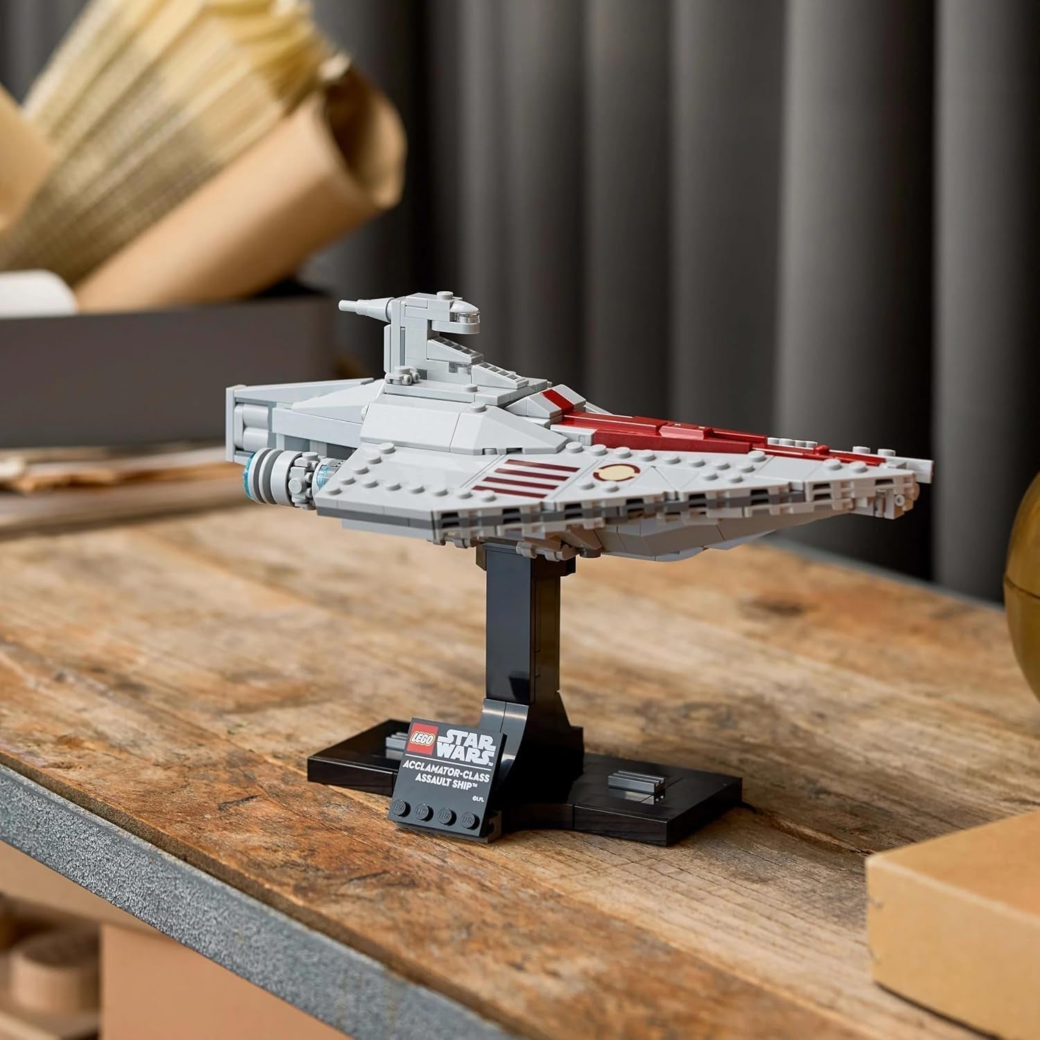 LEGO Star Wars 75404 Nave d'assalto di classe Acclamator dell'Attacco dei Cloni - Astronave da collezionare, costruire ed esporre - Set di costruzione Fantasy - Regalo per adulti e fan adolescenti Set di costruzione Besuche den LEGO-Store
