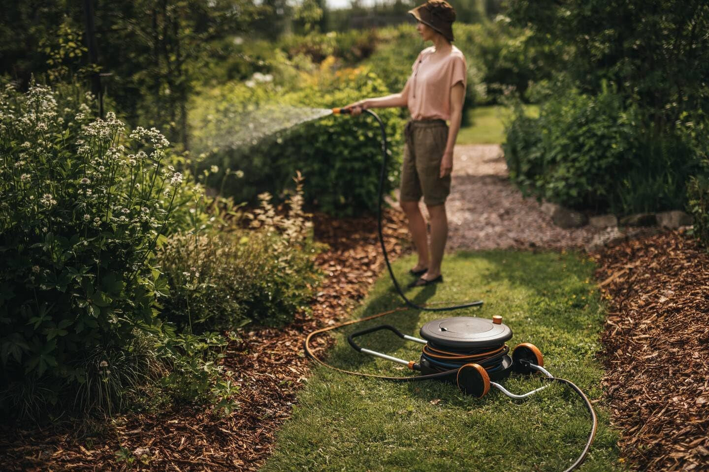 Ruota idraulica Fiskars Comfort L con ruote, set di irrigazione all-inclusive, portata totale di 31,5 m, avvolgimento automatico, tubo da giardino universale (Ø 13 mm), attacco per rubinetto universale, 1071670
