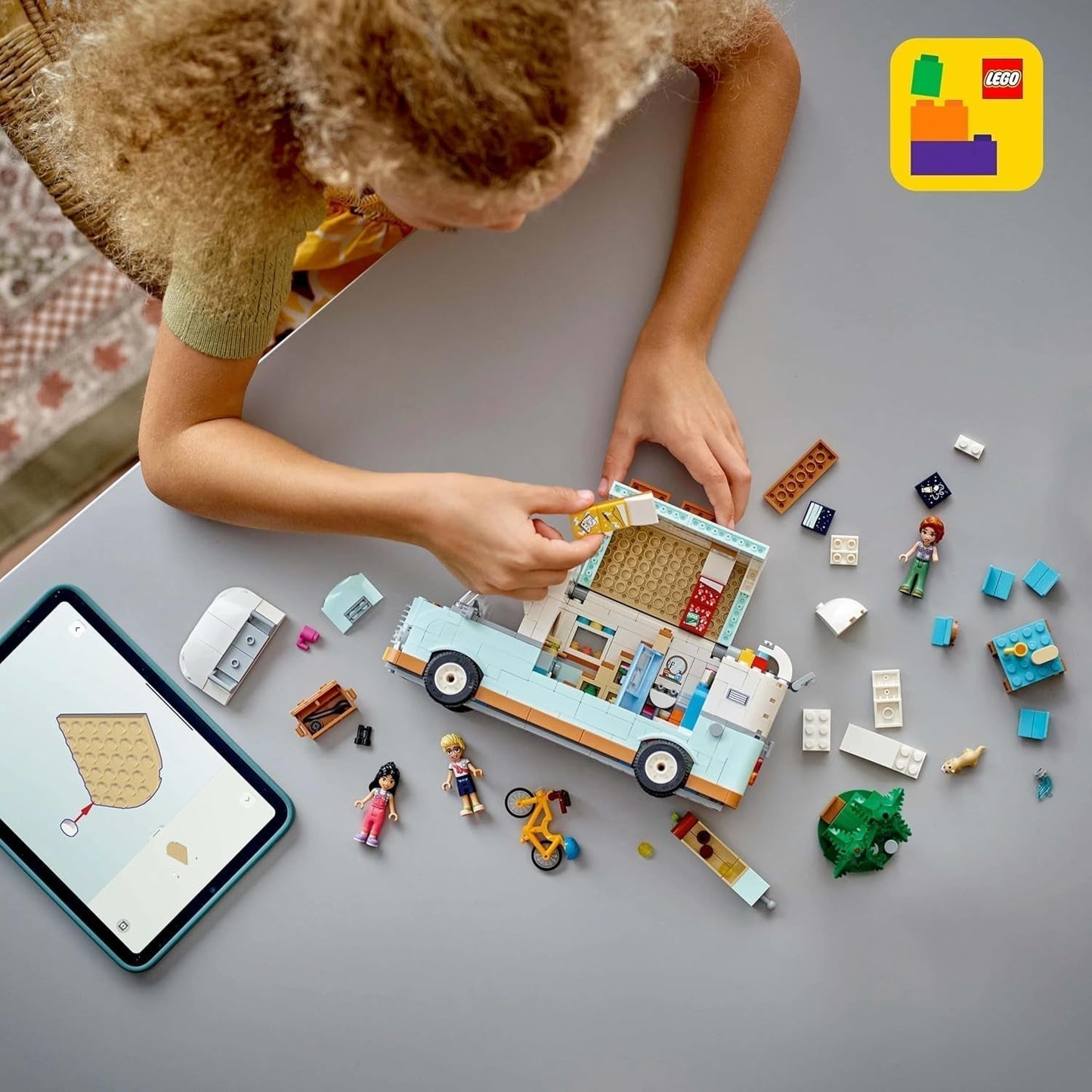Carovana LEGO Friends, set da costruzione di gioco di ruolo con roulotte giocattolo, regalo per ragazze dai 7 anni in su, set di gioco creativo con 3 minifigure e figura dell'animale furetto 42663 Set da costruzione Besuche den LEGO-Store