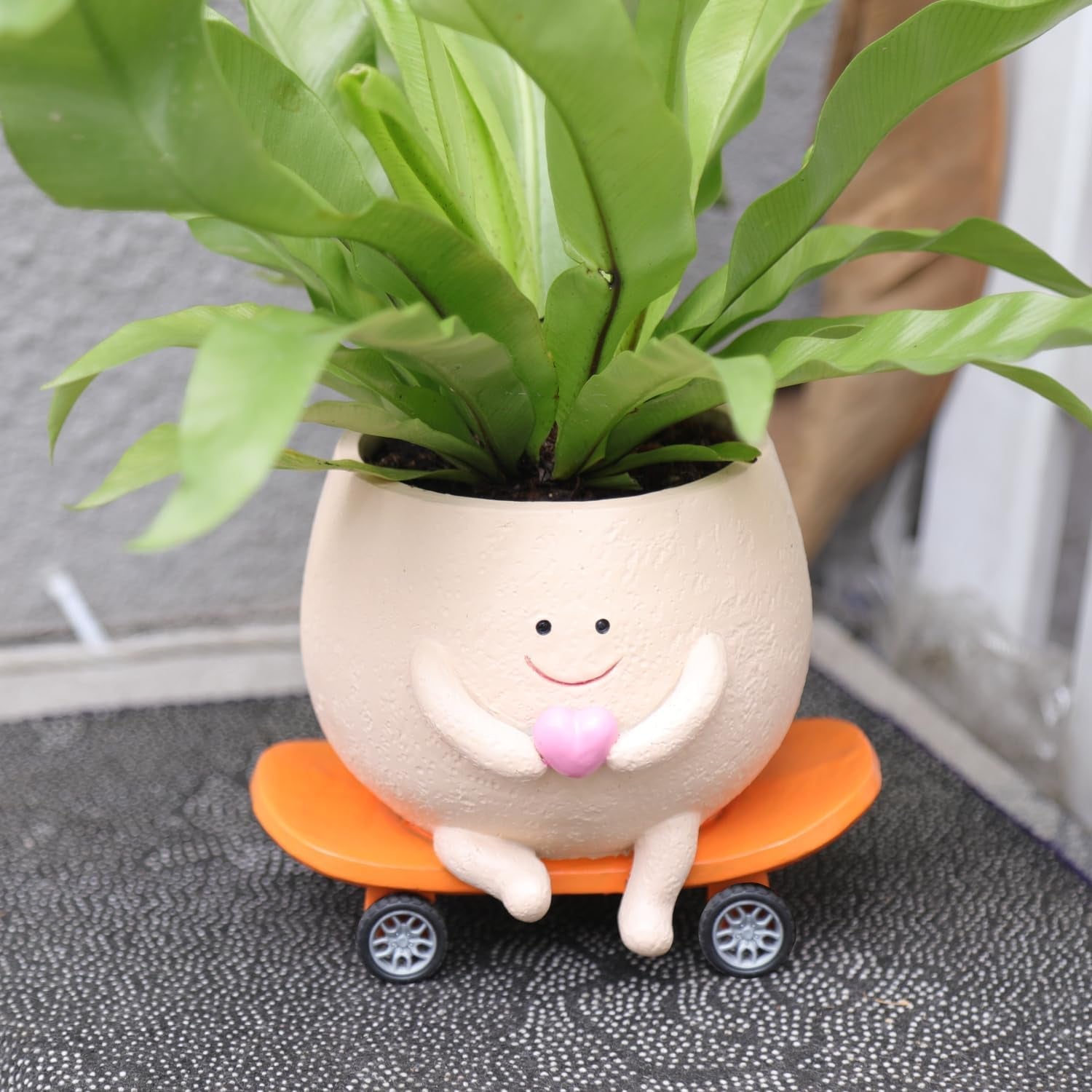 Vasi da fiori con faccina carina Testa in resina Collana di perle Vaso da fiori Chitarra unica Vaso da fiori succulento per interni ed esterni Idea regalo per la mamma