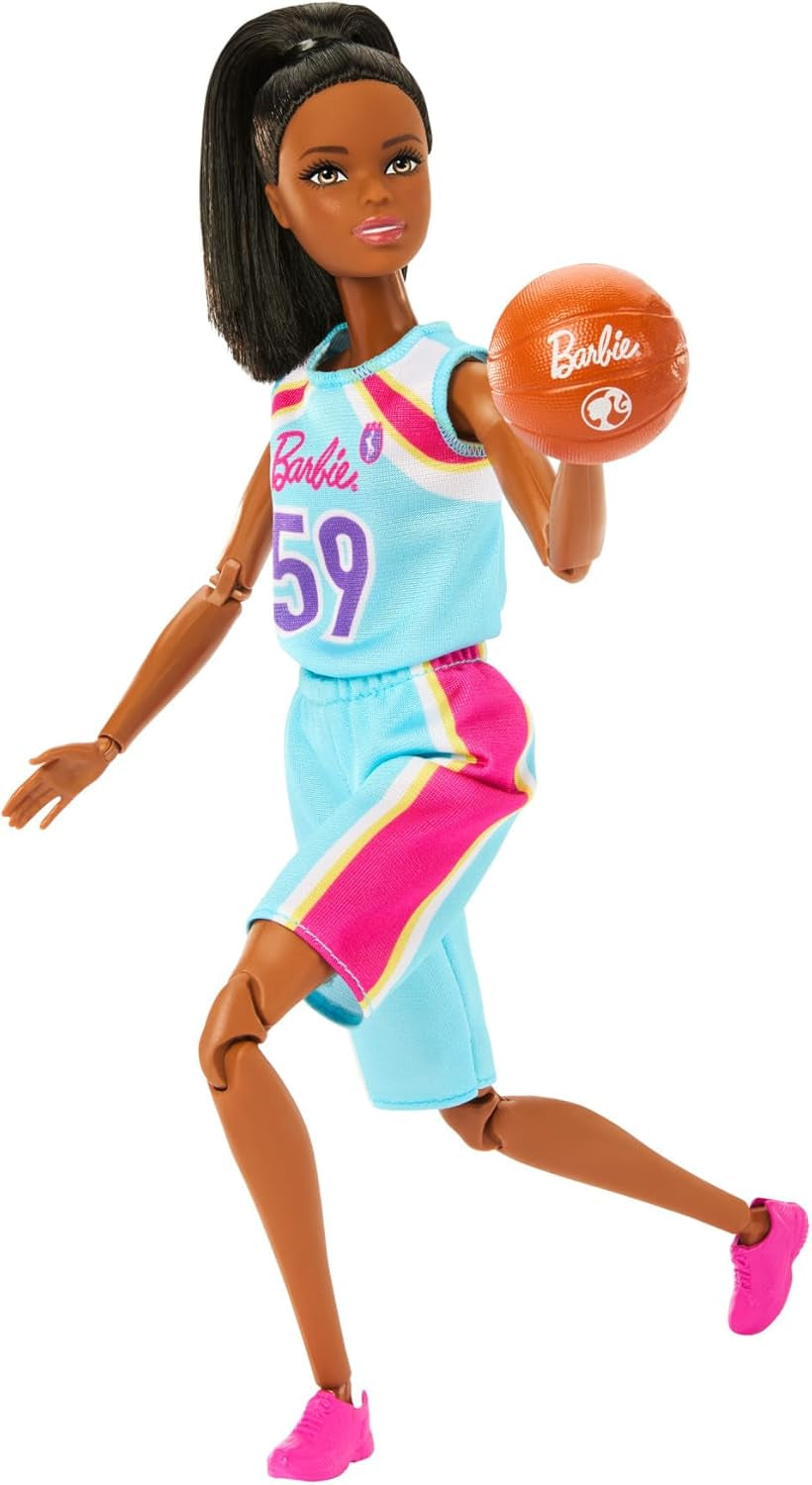 Barbie Made to Move Bambola e accessori, Giocatrice di basket bruna con vestito sportivo e palla staccabili, 22 giunti snodati, HKT74