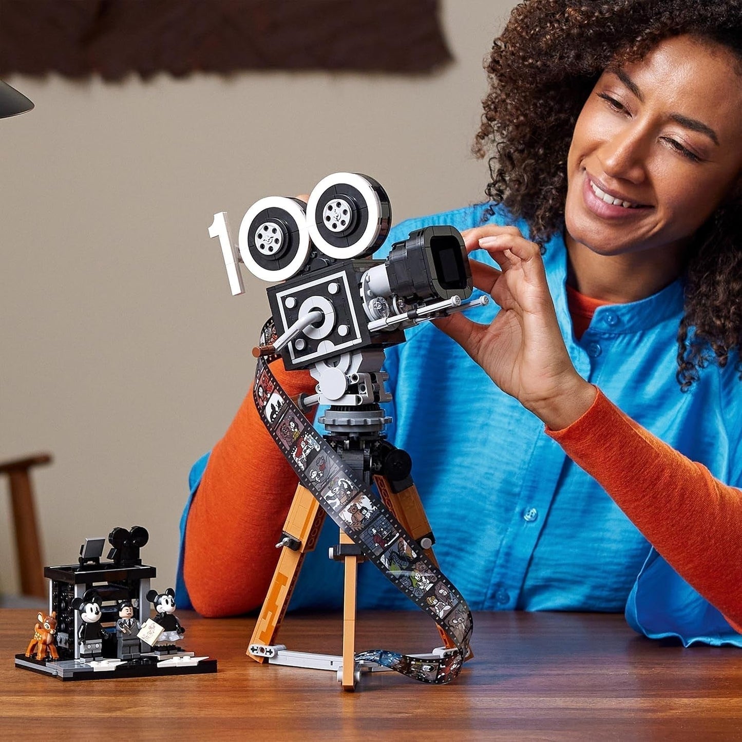 LEGO | Disney Camera - Omaggio a Walt Disney, Set per adulti con minifigure di Topolino e Minnie, personaggi di Bambi e Dumbo, Regalo per donne, uomini e fan, Esposizione 43230 Set da costruzione Besuche den LEGO-Store