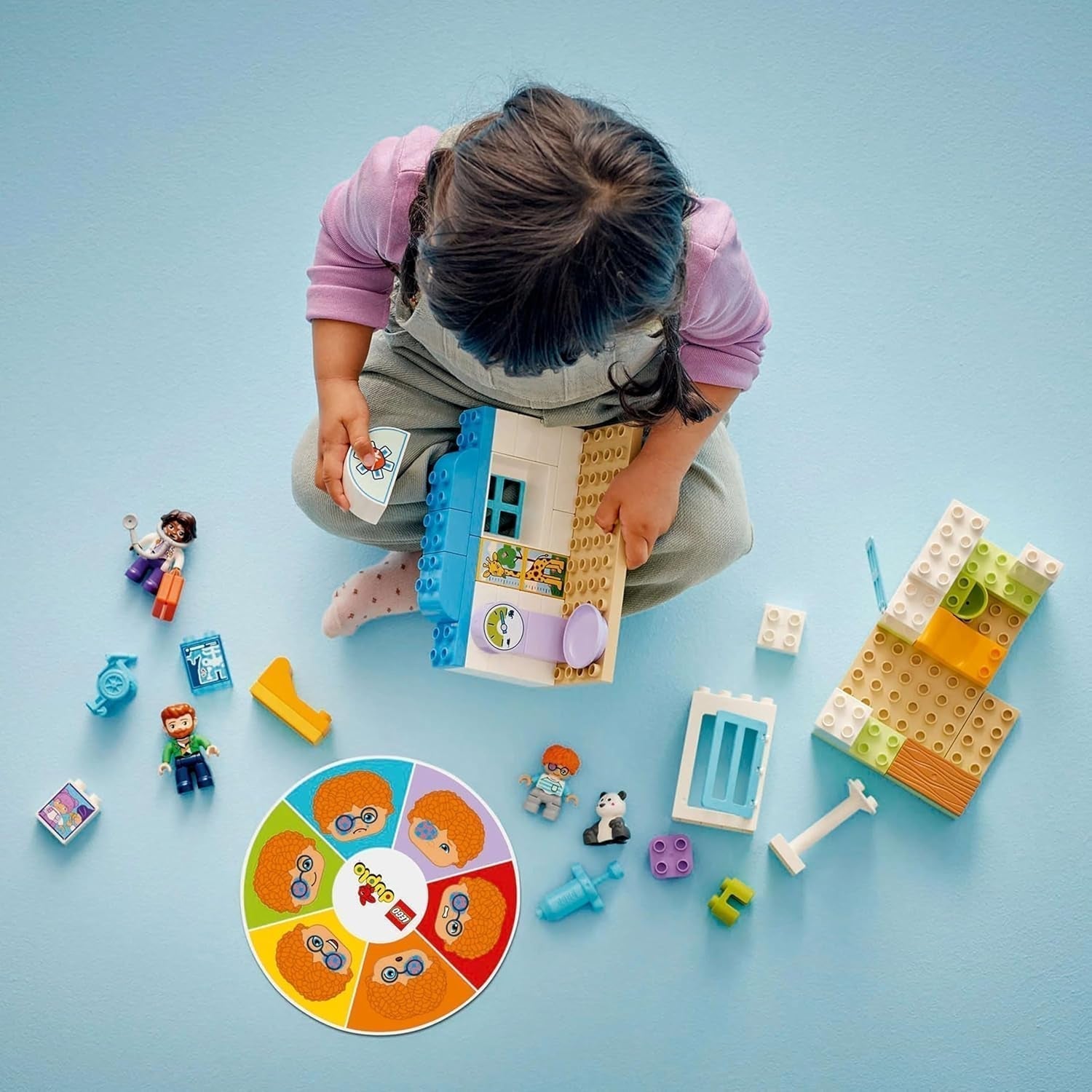 LEGO DUPLO Town Prima visita dal dottore, Giocattolo da costruzione, Set da gioco per promuovere le abilità motorie complesse, Regalo per bambini dai 2 anni in su, Giocattolo educativo, Gioco di ruolo in ospedale 10449 Set da costruzione Besuche den LEGO-Store