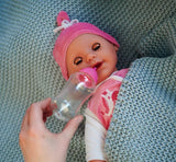 Simba 105140489 - Laura Baby Talk Doll, bambola dal corpo morbido da 38 cm con occhi assonnati in tutina carina, 24 suoni del bambino, bambola da gioco, bambolina, dai 2 anni in su