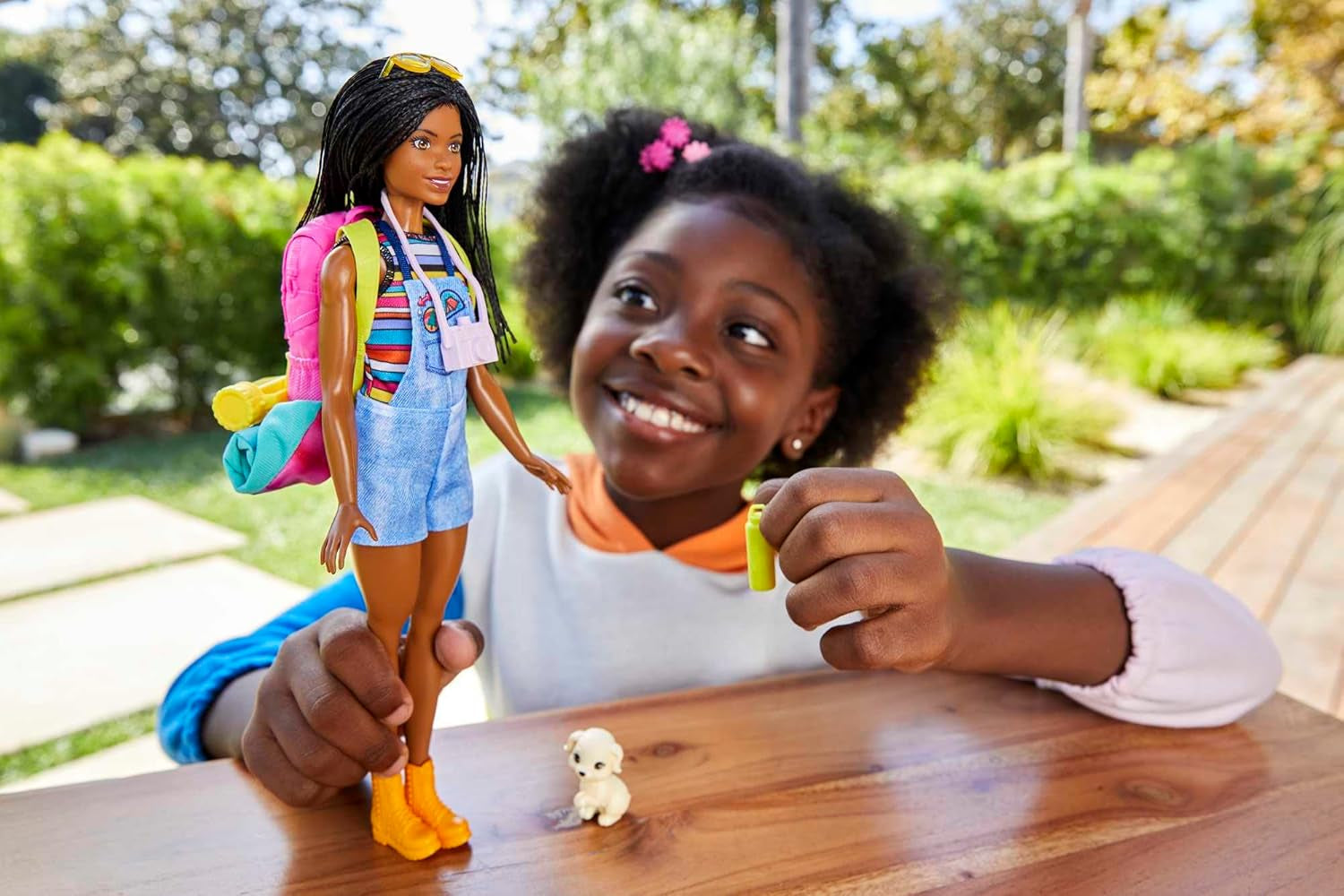 Barbie HDF74 Confezione doppia bambola! Brooklyn Camping Doll (Bruna con trecce intrecciate, circa 29 cm) con cucciolo, zaino, sacco a pelo, 10 accessori da campeggio, regalo per bambini dai 3 anni in su
