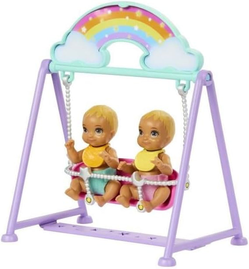 Barbie Skipper bambola e casetta con accessori, include bambole gemelle, 1 culla, 1 altalena, 1 dondolo e altro, HXM99