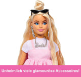 Barbie Doll Deluxe Stile n. 3 con outfit Barbiecore, capelli biondi raccolti in uno chignon alto, vestito rosa pastello con fiocco oversize e accessori come collant a rete, bambole HYV27 Naty Shop