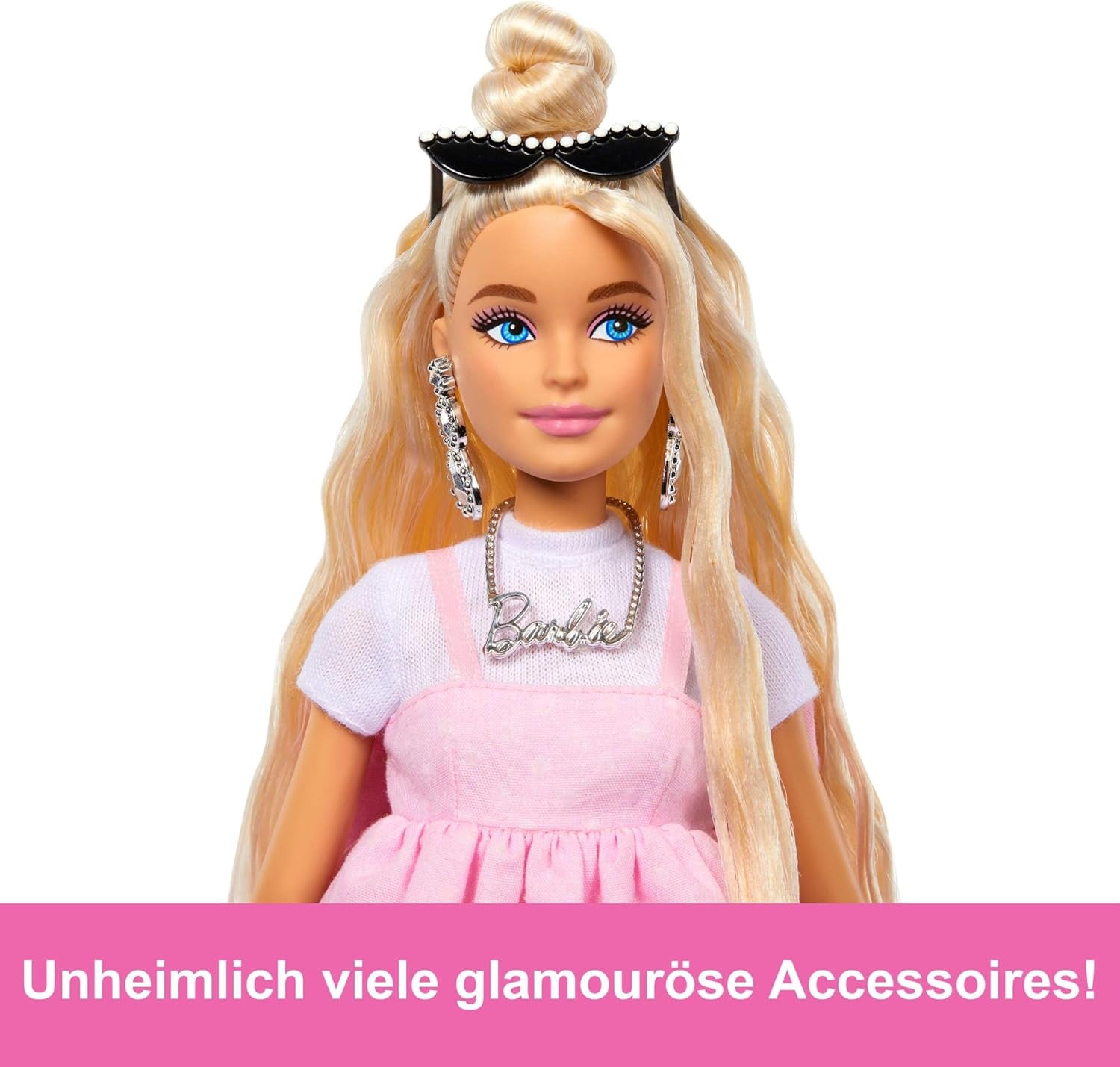 Bambola Barbie Deluxe Style n. 3 con outfit Barbiecore, capelli biondi raccolti in uno chignon alto, abito rosa pastello con fiocco oversize e accessori come collant a rete, HYV27