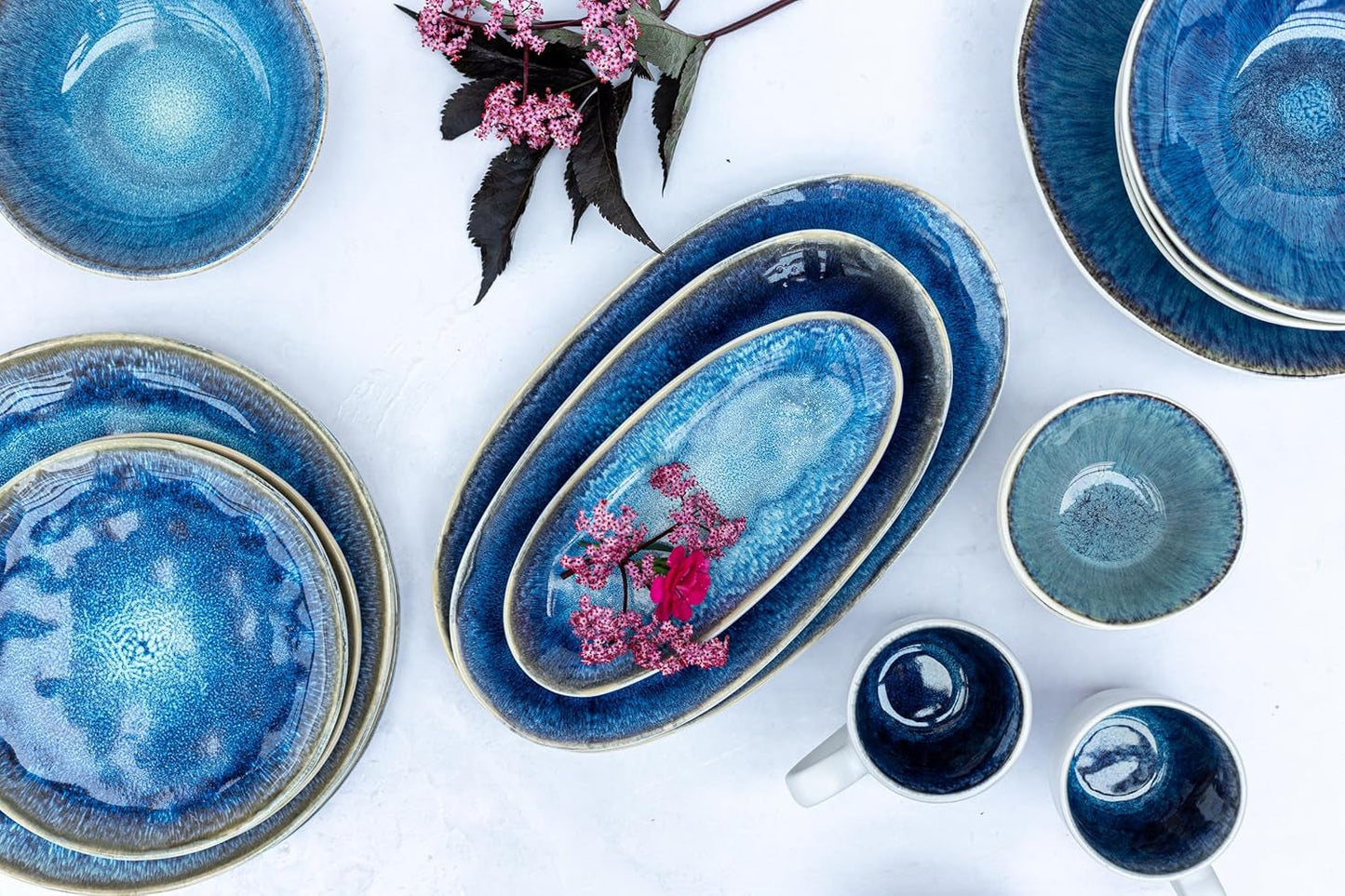 MÄSER 934092 Serie Frozen, Servizio da tavola in ceramica per 4 persone, Servizio combinato da 16 pezzi con forme organiche, Servizio tinto blu, Gres, Blu scuro