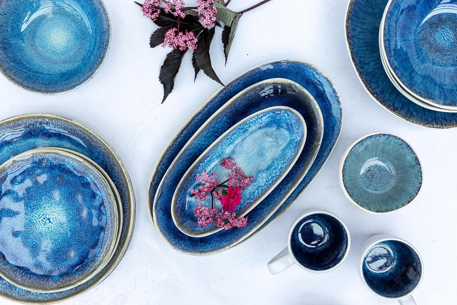 MÄSER 934092 Serie Frozen, Servizio da tavola in ceramica per 4 persone, Servizio combinato da 16 pezzi con forme organiche, Servizio tinto blu, Gres, Blu scuro