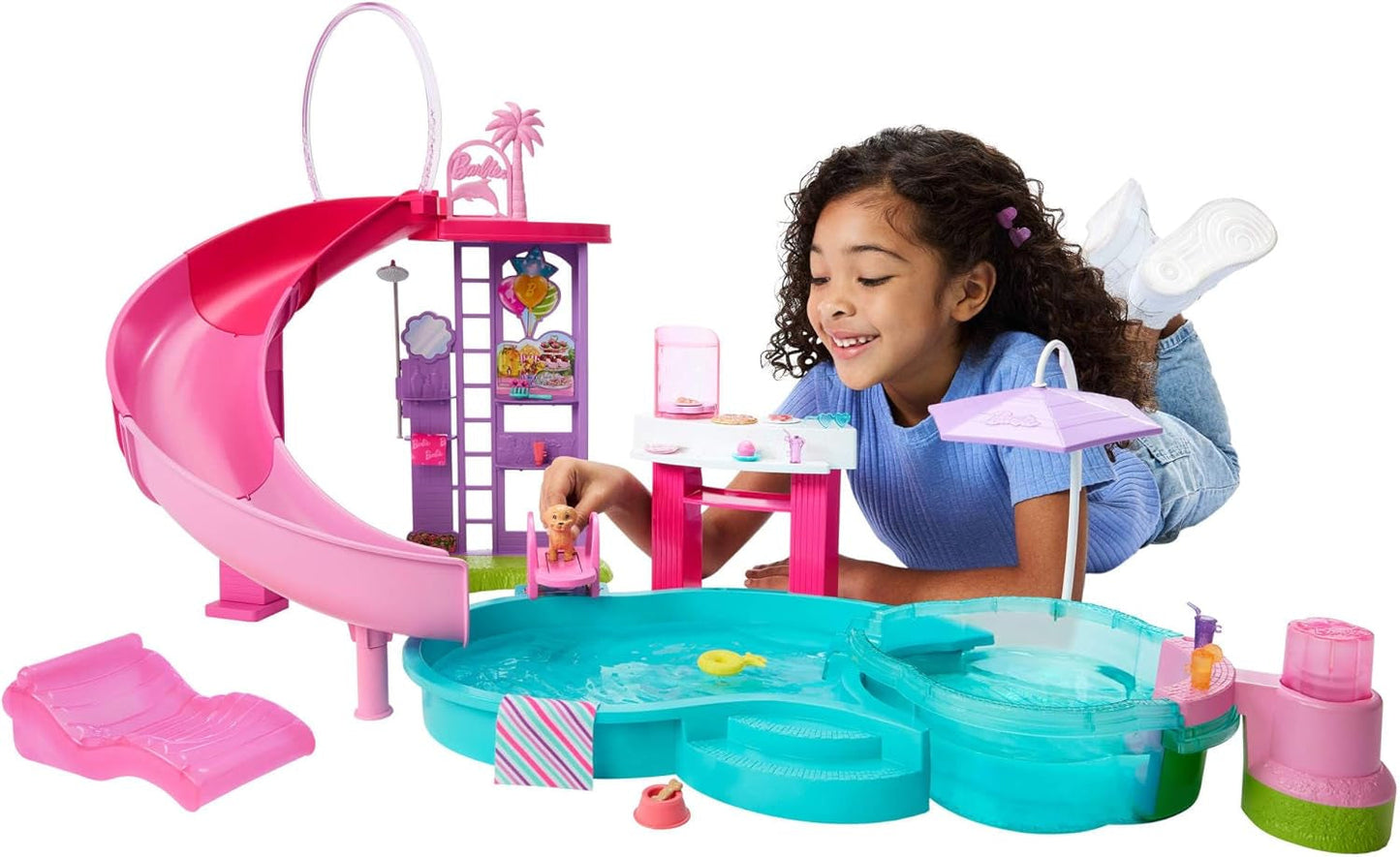 Barbie Dream Pool Playset con sei aree di gioco tra cui uno scivolo e una vasca idromassaggio, oltre a oltre 20 accessori come un animale domestico, salvagente e altro, JKG83