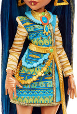 Monster High Cleo de Nile Puppe, Mummie Modepuppe, Königliches Outfit, Killersstiefel, Pyramidenrucksack, Zubehör, für Kinder ab 4 Jahren, HHK54