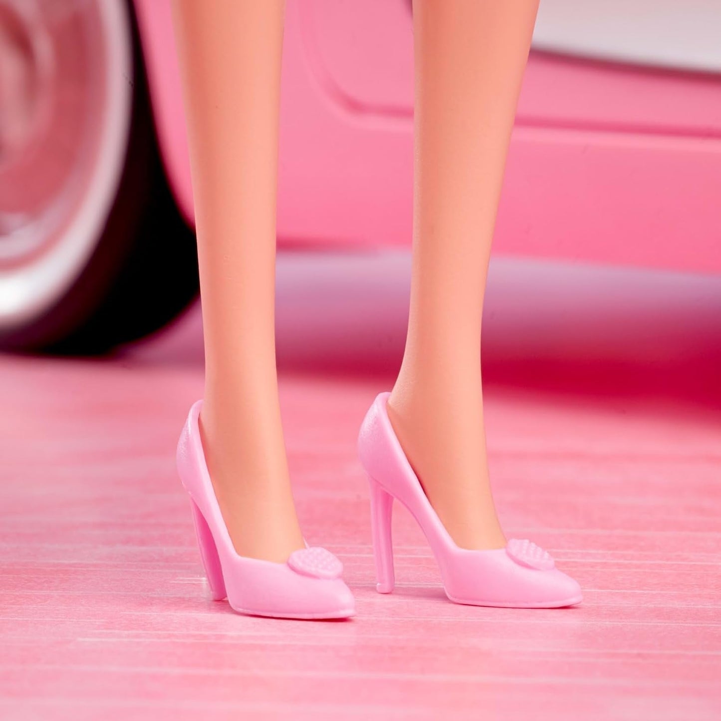 Barbie Il film basato sul film Margot Robbie nei panni di Barbie, personaggio da collezione in camicetta rosa e gonna in tulle con acconciatura stilizzata e gioielli abbinati JBJ53
