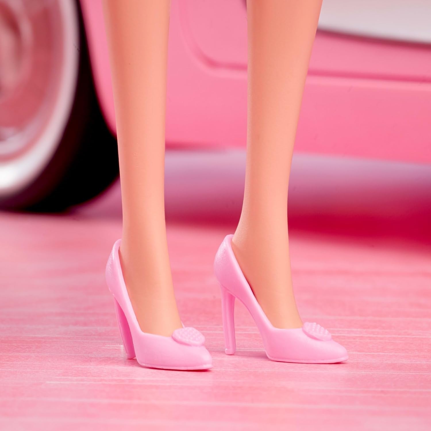 Barbie Il film basato sul film Margot Robbie nei panni di Barbie, personaggio da collezione in camicetta rosa e gonna in tulle con acconciatura stilizzata e gioielli abbinati JBJ53