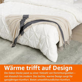 Coperta da tiro Amazon Basics, leggera, poliestere riciclato, coperta accogliente per l'arredamento della camera, 127 x 152 cm, bianco avorio con motivo blu Letti e coperte a quadri Besuche den Amazon Basics-Store