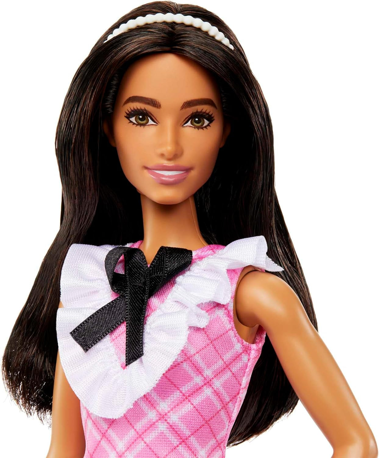 Barbie Fashionistas, bambola con capelli neri e cerchietto di perle, indossa un vestito scozzese rosa con fiocco nero e colletto arricciato, per bambini dai 3 anni in su HJT06