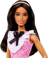 Barbie Fashionistas, bambola con capelli neri e cerchietto di perle, indossa un vestito scozzese rosa con fiocco nero e colletto arricciato, per bambini dai 3 anni in su HJT06