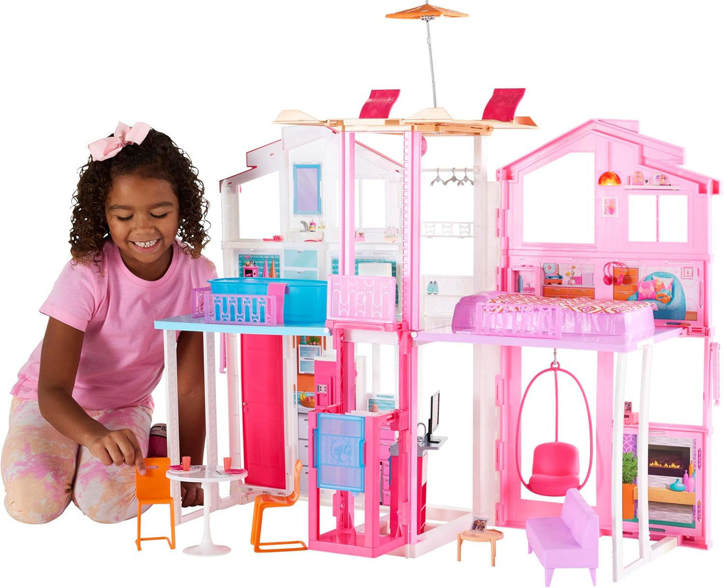 Barbie Dream House, casa a schiera a 3 piani e 5 stanze, include accessori come mobili, pieghevole e portaoggetti, giocattolo per bambini dai 3 anni in su, DLY32